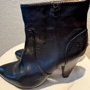 Women’s Frye Regina Black Leather Booties Size 9